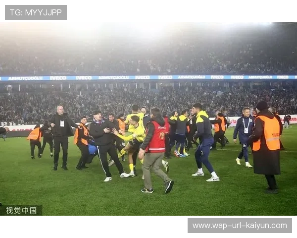 足球队训练中爆发冲突！两主力互殴